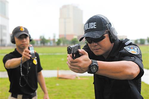 曾浩进行快速射击训练