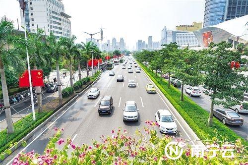 中秋假期,市民文明出行已成习惯。图为民族大道上车辆各行其道,井然有序。 记者叶子榕 摄