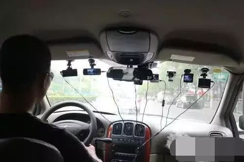 男子开大奔碰瓷成抖音“网红” 在南宁多个路口出现