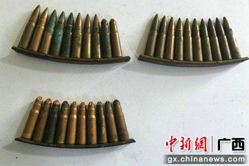 群众主动上缴的30发军用子弹。
