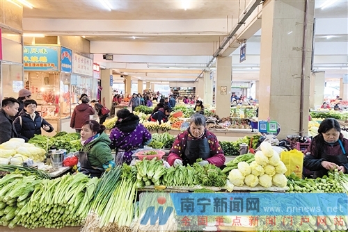 麻村市场蔬菜供应充足。记者 潘浩 摄