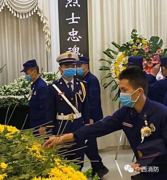 泪目!广西26岁救火英雄牺牲 群众自发前来送别