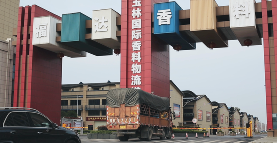 ▲玉林福达国际香料物流港不时有满载的货车进出,一派欣欣向荣的景象。