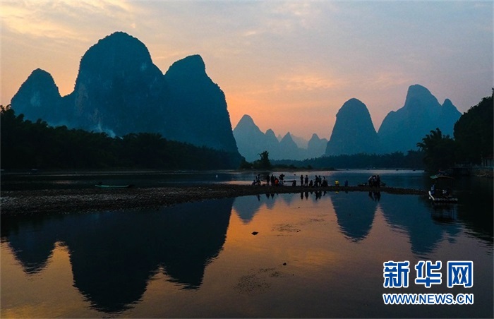 (桂林漓江风景。 新华社记者黄孝邦摄)