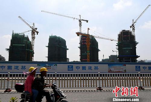 福州正在建设中的房地产楼盘。(资料图)中新社记者 张斌 摄