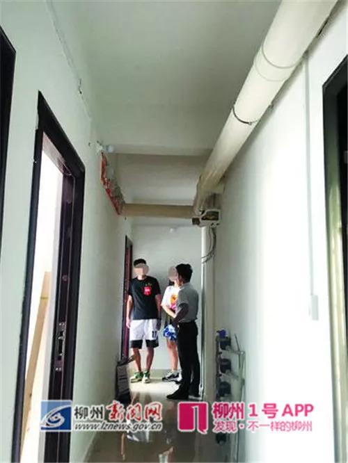 中介公司人员带租客来看房.jpg 中介公司人员带租客来看房