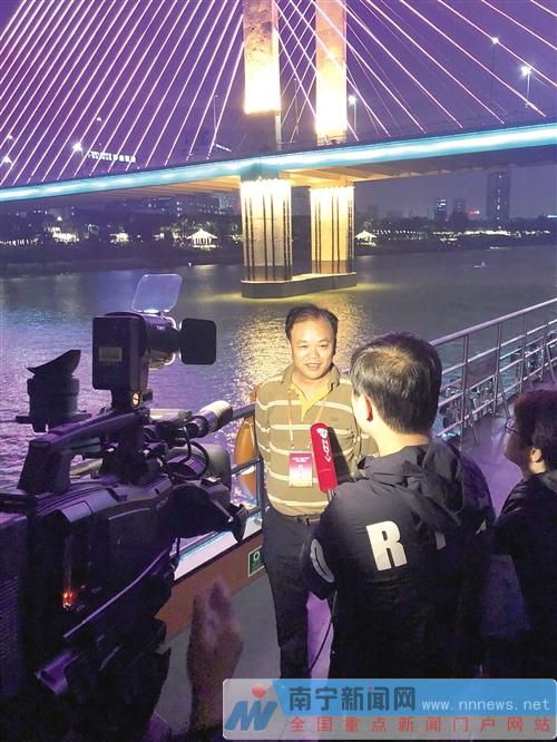 中央媒体采访团记者接受本地媒体采访。记者叶子榕 摄