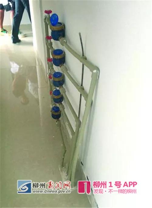 过道上安装一排水表。.jpg 过道上安装一排水表