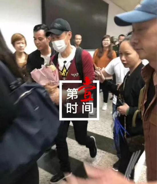 张学友走出桂林机场受到歌迷热烈欢迎