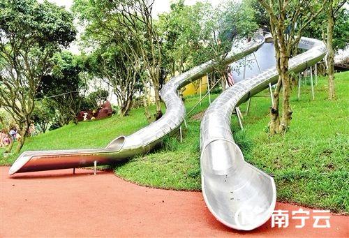 青秀山新东区游乐设施丰富。