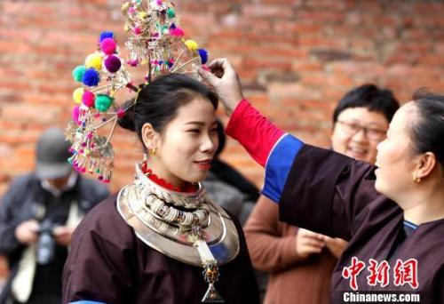 侗族姑娘在打扮准备送新娘回门。 吴练勋 摄