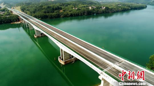 图为梧州环城高速仁义桂江大桥。梧州环城高速项目方供图