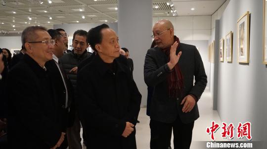 图为观众参观摄影展。 张忠浪 摄