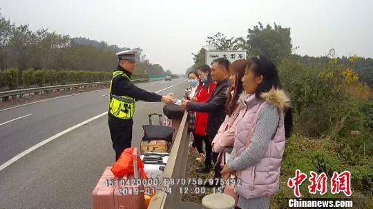 5名务工者乘黑车回家被甩高速。 黄海彬 摄