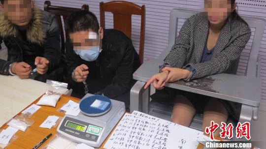 图为犯罪嫌疑人指认现场。 钟欣 摄