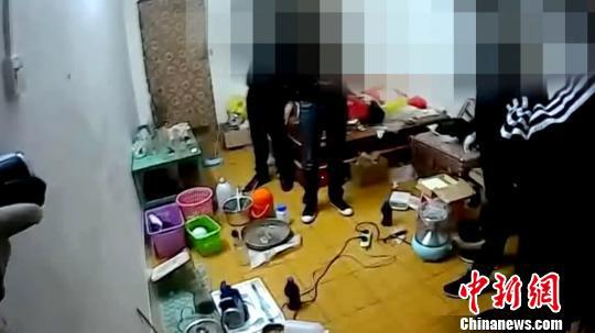 图为抓捕现场。 钟欣 摄