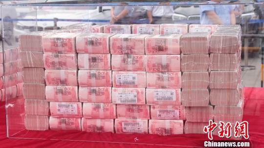 图为缴获、冻结的涉案赃款。 钟欣 摄