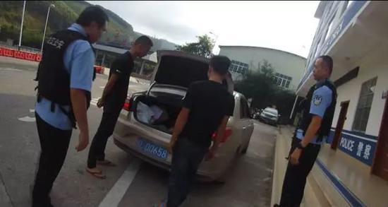 走高速不受超速限制?广西男子买磁铁数字贴变造号牌