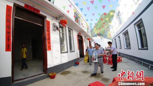 图为搬迁户搬家具入住新居。 米儒聪 摄