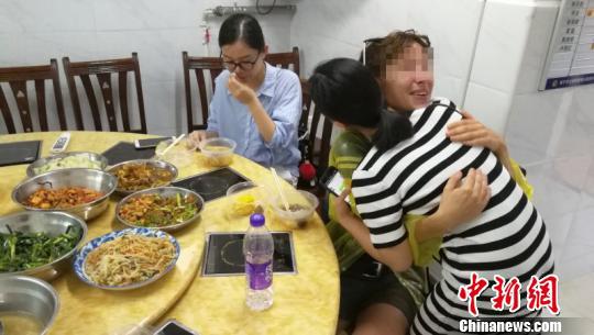 图为伊琳娜失声哭泣 钟欣 摄