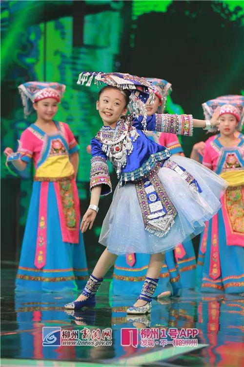 温佳棋身着壮族服饰,表演刘三姐经典歌曲(资料图)