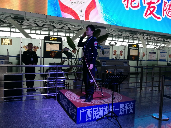 “二胡哥”彭军胜准备表演。新华社记者覃星星 摄