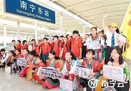 孩子们初到南宁满脸兴奋 记者 潘浩 摄