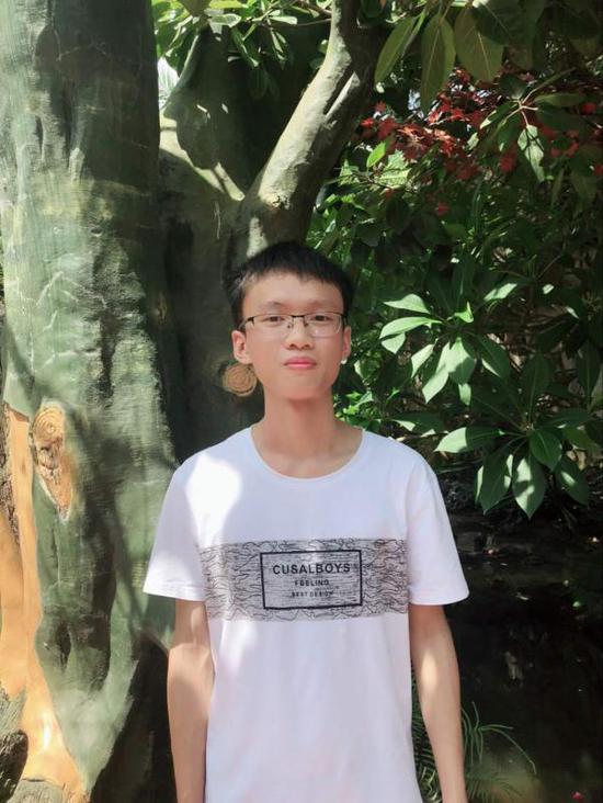 曾楷徽生活照。受访者供图听说曾楷徽高考考出了709分,整个平果县都沸腾了。