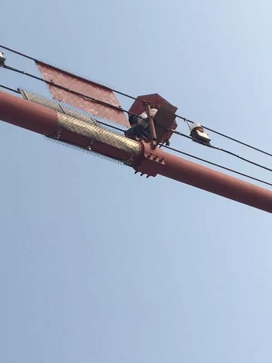 柳州白发老人第5次跳桥失败 自备干粮在桥上贴