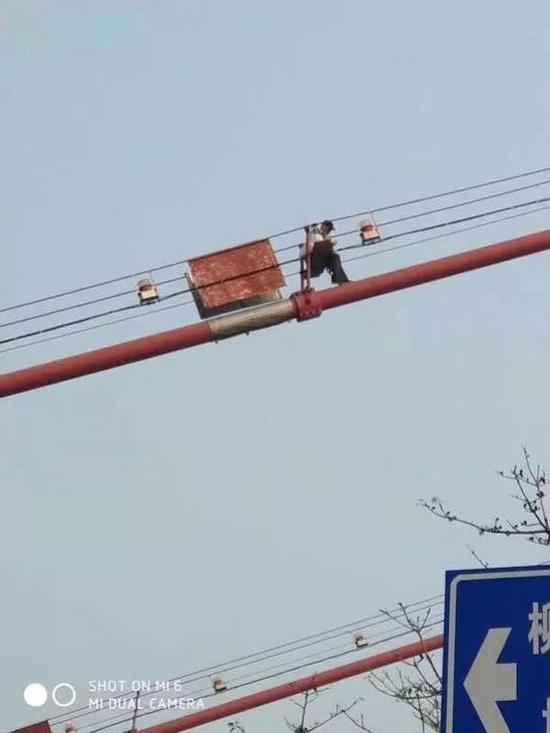 柳州白发老人第5次跳桥失败 自备干粮在桥上贴