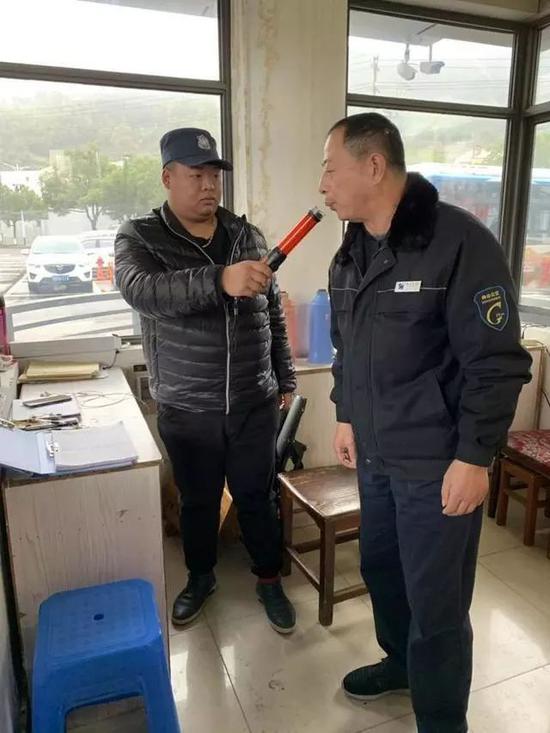 公交司机到岗前的酒精测试。浙江新闻 图