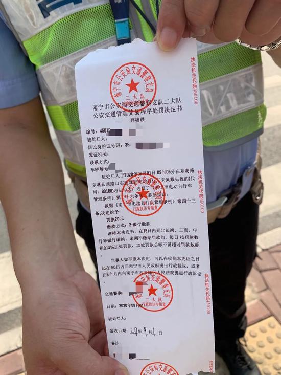 骑乘绿牌电驴不戴头盔 南宁交警开罚!多人收到罚单