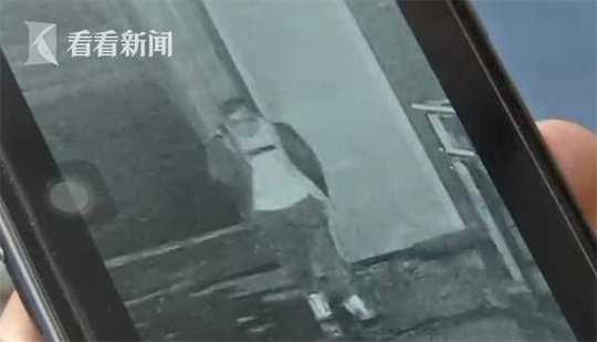 酒店明知房间墙上有破洞,还是安排小林入住这间房,这让小林非常生气。