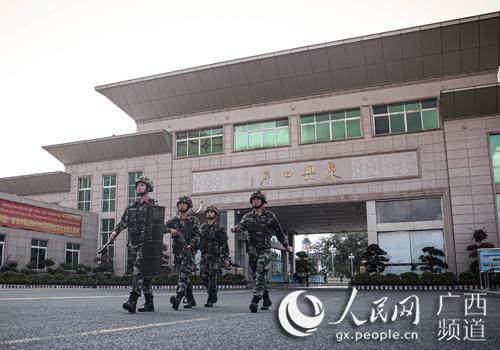中队官兵在东兴口岸徒步巡逻