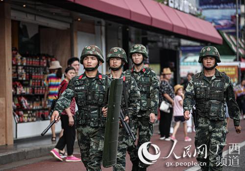 中队官兵在东兴口岸街道巡逻