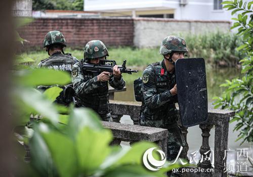 中队官兵在进行战术训练