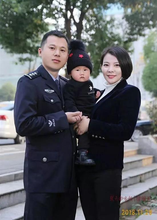 妻子驱车400公里探班为特警丈夫撑伞“内幕”3.jpg