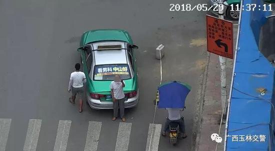 白发男向摄像头方向做鬼脸。