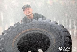 一名特战队员在暴雨中进行体能极限训练(陈漫欢 摄)