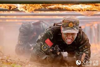 特战队员正在通过火网(陈漫欢 摄)