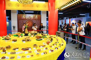 媒体记者和网络大咖参观广西赏石展的“满汉全席”