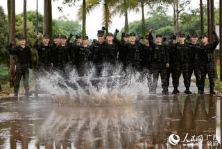 一名特战队员在进行体能极限训练(陈漫欢 摄)