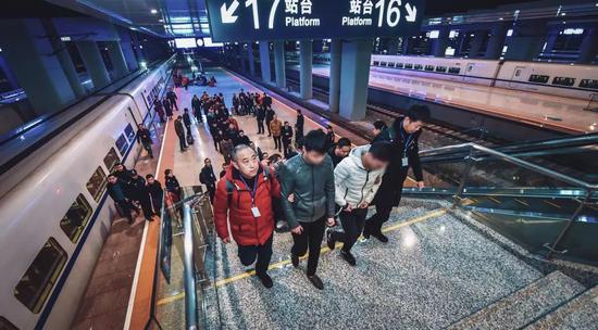 犯罪嫌疑人被押解回渝。南岸警方 供图