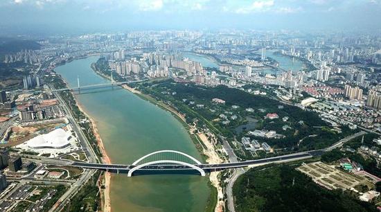 ↑这是南宁市邕江两岸风景(5月23日无人机拍摄)。