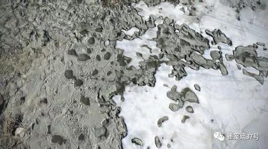 ▲当地的摩楞河受到尾矿污染,结冰的河水和受污染的河床形成鲜明的颜色对比。 新京报记者 游天燚 摄