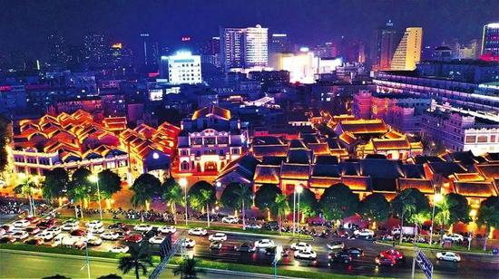 “老南宁·三街两巷”历史文化街区灯火辉煌的夜景。