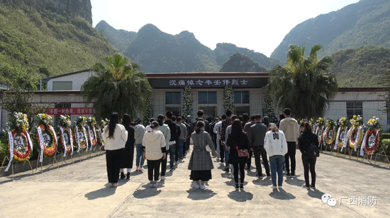 泪目!广西26岁救火英雄牺牲 群众自发前来送别