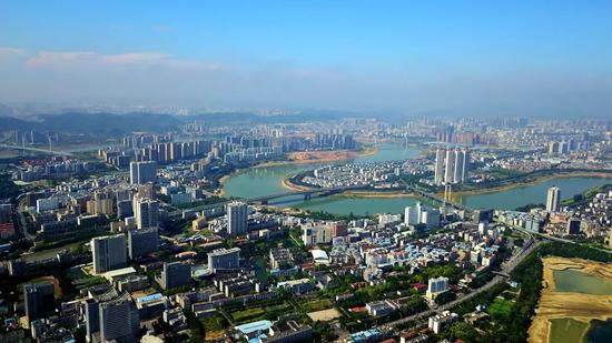 ↑这是绿城南宁的城市风光(5月22日无人机拍摄)。