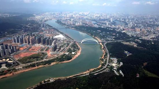 ↑这是南宁市邕江两岸风景(5月23日无人机拍摄)。
