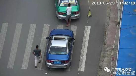 白衣男子一直看着摄像头方向。